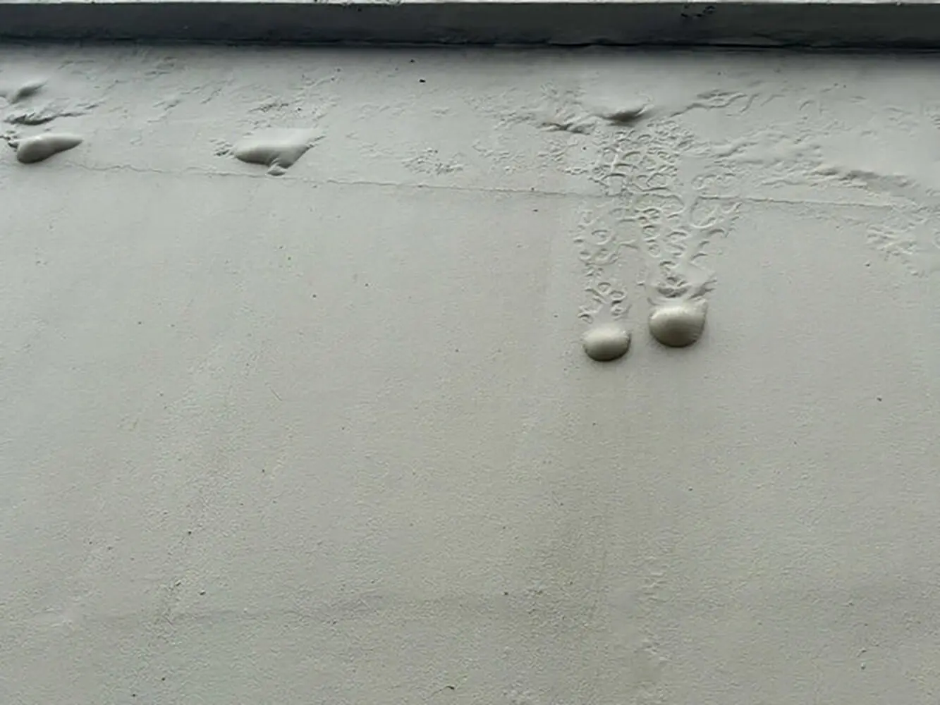 Bubbling and blistering on exterior siding showing what causes bubbling paint on exterior walls